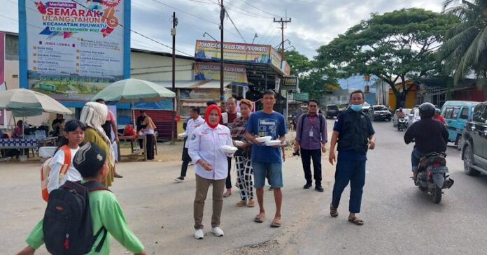 Tim Brigade Hj. Gunartin Berbagi 5.000 Paket Makanan di Kendari