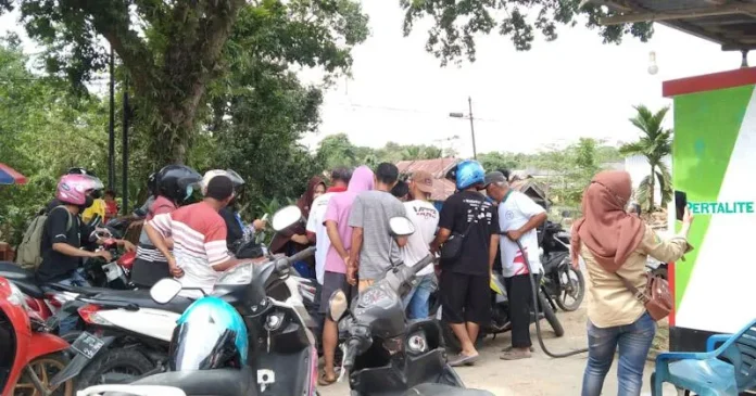 Tim Brigade Gunartin Berbagi BBM Gratis ke 6.000 Pengendara Motor di Kendari