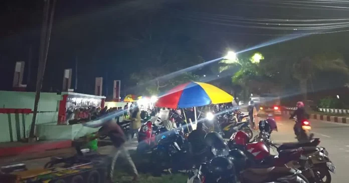 Bundaran Kantor Gubernur Kini Jadi Lokasi Angkringan Favorit Masyarakat Kendari