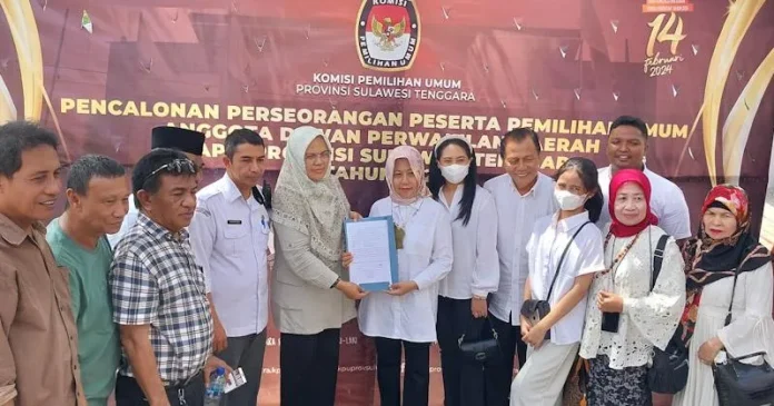Ratna Lada Serahkan Syarat Dukungan Balon DPD RI ke KPU Sultra