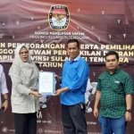 Leni Surunuddin Serahkan Syarat Dukungan ke KPU Sultra untuk DPD RI Leni Surunuddin Serahkan Syarat Dukungan ke KPU Sultra untuk DPD RI