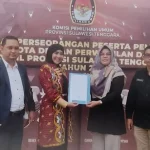 Amnaeni Dg Tabaji Serahkan Syarat Dukungan 2.435 KTP ke KPU Sultra Amnaeni Dg Tabaji Serahkan Syarat Dukungan 2.435 KTP ke KPU Sultra