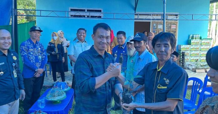 Sahabuddin Wujudkan Permintaan Masyarakat Pulonggida pada Reses 2021-2022