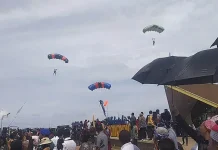 Masyarakat Wakatobi Terpukau Atraksi Udara TNI di Puncak Hari Nusantara 2022 Masyarakat Wakatobi Terpukau Atraksi Udara TNI di Puncak Hari Nusantara 2022