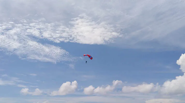 Masyarakat Wakatobi Terpukau Atraksi Udara TNI di Puncak Hari Nusantara 2022