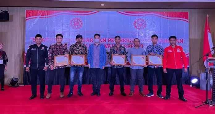 17 Karyawan VDNI dan OSS Berprestasi Diganjar Penghargaan dari Perusahaan