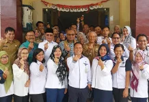 Kunjungi BPP Kendari, Wamenaker: Kita Turunkan Angka Kemiskinan Lewat Peningkatan SDM Kunjungi BPP Kendari, Wamenaker: Kita Turunkan Angka Kemiskinan Lewat Peningatan SDM