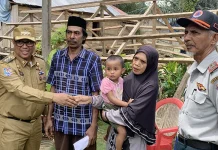 Pj Bupati Mubar Beri Bantuan Korban Angin Puting Beliung di Tiworo Selatan Pj Bupati Mubar Beri Bantuan Korban Angin Puting Beliung di Tiworo Selatan