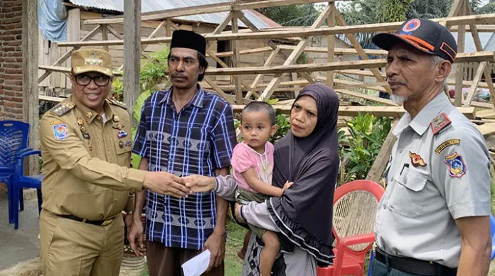 Pj Bupati Mubar Beri Bantuan Korban Angin Puting Beliung di Tiworo Selatan