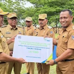 Pemkab Mubar Bagikan 10.424 Kartu BP Jamsostek untuk Masyarakat Miskin Pemkab Mubar Bagikan 10.424 Kartu BP Jamsostek untuk Masyarakat Miskin