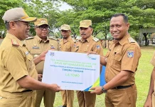 Pemkab Mubar Bagikan 10.424 Kartu BP Jamsostek untuk Masyarakat Miskin Pemkab Mubar Bagikan 10.424 Kartu BP Jamsostek untuk Masyarakat Miskin