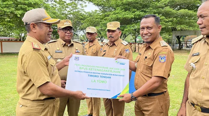 Pemkab Mubar Bagikan 10.424 Kartu BP Jamsostek untuk Masyarakat Miskin Pemkab Mubar Bagikan 10.424 Kartu BP Jamsostek untuk Masyarakat Miskin