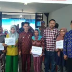 Pemda Wakatobi dan Bank Sultra Salurkan Bantuan untuk Pelaku Usaha Senilai Rp80 Juta Talang penjual ikan nampak kosong diborong rombongan Pemda Wakatobi.