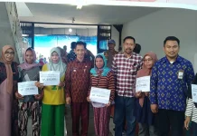 Pemda Wakatobi dan Bank Sultra Salurkan Bantuan untuk Pelaku Usaha Senilai Rp80 Juta Talang penjual ikan nampak kosong diborong rombongan Pemda Wakatobi.
