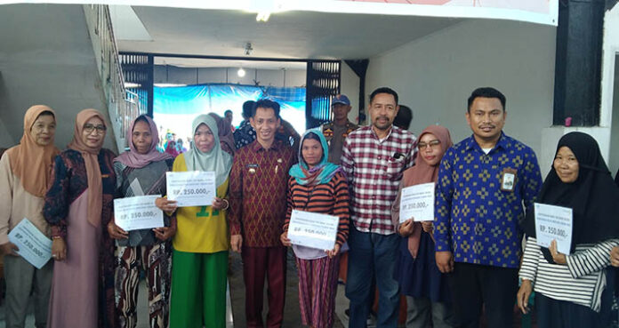 Talang penjual ikan nampak kosong diborong rombongan Pemda Wakatobi.