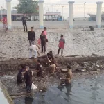 Pemuda dan Bocah di Wakatobi Gotong Royong Bersihkan Sampah di Laut Pemuda dan Bocah di Wakatobi Gotong Royong Bersihkan Sampah di Laut