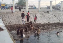 Pemuda dan Bocah di Wakatobi Gotong Royong Bersihkan Sampah di Laut Pemuda dan Bocah di Wakatobi Gotong Royong Bersihkan Sampah di Laut