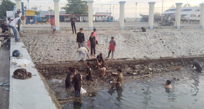 Pemuda dan Bocah di Wakatobi Gotong Royong Bersihkan Sampah di Laut