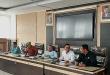 DPRD dan Dikmudora Kendari Sepakat Guru SD Honorer yang Dipecat Kembali Mengajar DPRD dan Dikmudora Kendari Sepakat Guru SD Honorer yang Dipecat Kembali Mengajar