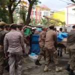 Satpol-PP Kendari Tertibkan Kawasan Pasar Sentral Kota Lama Satpol-PP Kendari Tertibkan Kawasan Pasar Sentral Kota Lama