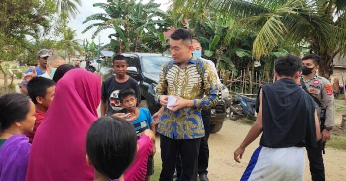 PT VDNIP Bagi-bagi Bantuan untuk Warga Kurang Mampu di Morosi