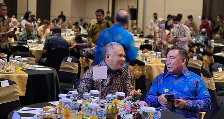 Bupati Konawe Terima Penghargaan Desa Cantik Terbaik 2022