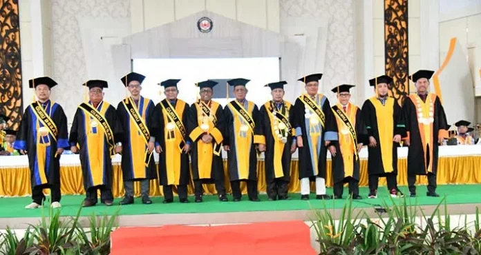 Rektor UHO Kukuhkan 4 Guru Besar Sekaligus