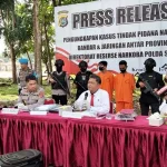 Kurir Narkoba yang Diamankan Polda Sultra di Bandara Haluoleo Terancam Penjara Seumur Hidup Kurir Narkoba yang Diamankan Polda Sultra di Bandara Haluoleo Terancam Penjara Seumur Hidup