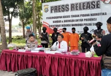 Kurir Narkoba yang Diamankan Polda Sultra di Bandara Haluoleo Terancam Penjara Seumur Hidup Kurir Narkoba yang Diamankan Polda Sultra di Bandara Haluoleo Terancam Penjara Seumur Hidup