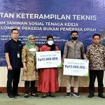 BP Jamsostek Sultra Serahkan Santunan Kematian untuk Dua Orang Ahli Waris dari Nelayan BP Jamsostek Sultra Serahkan Santunan Kematian untuk Dua Orang Ahli Waris dari Nelayan