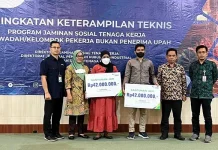 BP Jamsostek Sultra Serahkan Santunan Kematian untuk Dua Orang Ahli Waris dari Nelayan BP Jamsostek Sultra Serahkan Santunan Kematian untuk Dua Orang Ahli Waris dari Nelayan