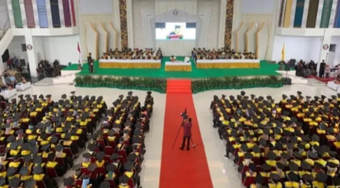 2.653 Mahasiswa UHO Resmi Diwisuda, Rektor Minta Maaf