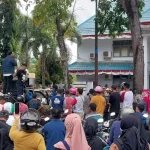 Masyarakat Nambo Lakukan Aksi, Tolak Penutupan Tambang Pasir Masyarakat Nambo Lakukan Aksi, Tolak Penutupan Tambang Pasir