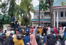 Masyarakat Nambo Lakukan Aksi, Tolak Penutupan Tambang Pasir Masyarakat Nambo Lakukan Aksi, Tolak Penutupan Tambang Pasir