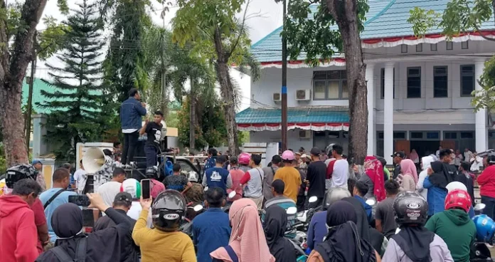 Masyarakat Nambo Lakukan Aksi, Tolak Penutupan Tambang Pasir