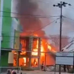 Diduga Arus Pendek Listrik, Dua Unit Kios dan Rumah Warga di Kendari Hangus Terbakar Diduga Arus Pendek Listrik, Dua Unit Kios dan Rumah Warga di Kendari Hangus Terbakar