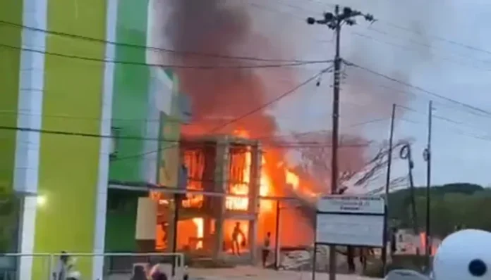 Diduga Arus Pendek Listrik, Dua Unit Kios dan Rumah Warga di Kendari Hangus Terbakar