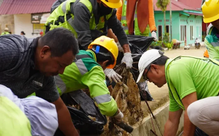 PT GKP Laksanakan Kegiatan Bersih-bersih Desa di Wawonii Tenggara