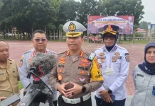 Para Pengendara Motor Hindari ETLE di Kendari dengan Cabut Plat Para Pengendara Motor Hindari ETLE di Kendari dengan Cabut Plat