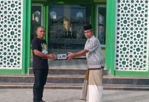 AJP Serahkan Bantuan Meja Posyandu dan Pengeras Suara Masjid di Kelurahan Wuawua AJP Serahkan Bantuan Meja Posyandu dan Pengeras Suara Masjid di Kelurahan Wuawua