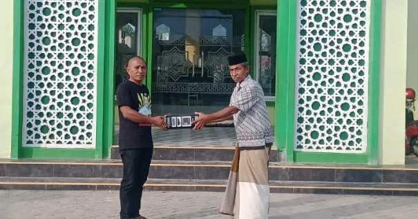 PSX_3778 AJP Serahkan Bantuan Meja Posyandu dan Pengeras Suara Masjid di Kelurahan Wuawua