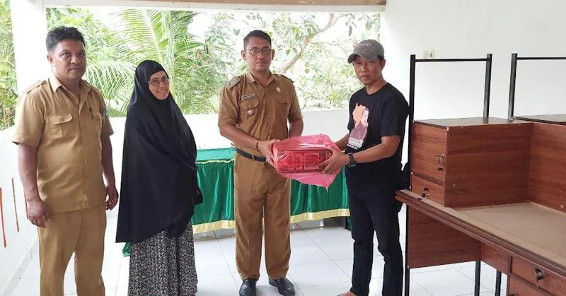 AJP Serahkan Bantuan Meja Posyandu dan Pengeras Suara Masjid di Kelurahan Wuawua