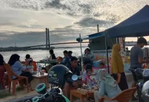 Pinggir Jalan Kendari-Toronipa Jadi Pilihan Warga Berwisata Pinggir Jalan Kendari-Toronipa Jadi Pilihan Warga Berwisata