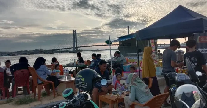 PSX_3887 Pinggir Jalan Kendari-Toronipa Jadi Pilihan Warga Berwisata