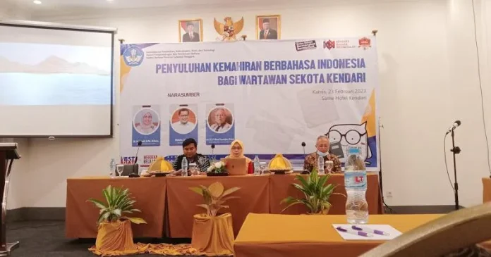 Kantor Bahasa Sultra menyelenggarakan penyuluhan bagi wartawan Se-kota Kendari