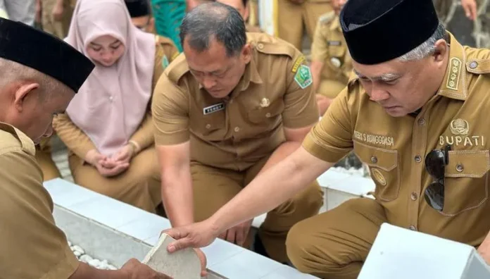 PSX_3946 Bupati Konawe Ziarah ke Makam Almarhum Gusli Topan Sabara