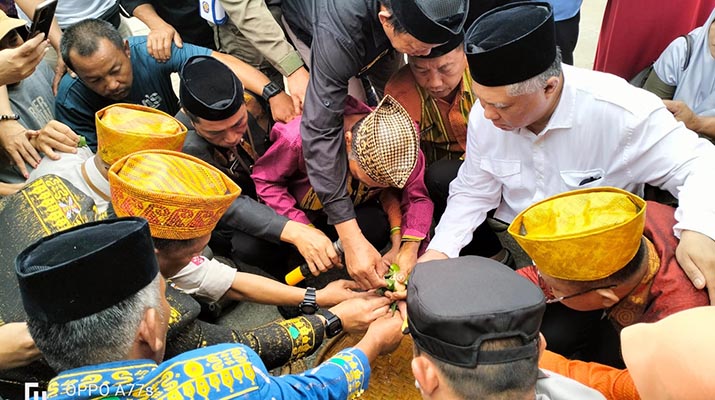 Jelang HUT Konawe ke-63, Bupati Kery Ziarah ke Makam Raja Lakidende dan Gelar Ritual Mosehe