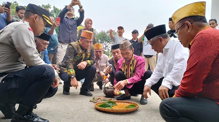 Jelang HUT Konawe ke-63, Bupati Kery Ziarah ke Makam Raja Lakidende dan Gelar Ritual Mosehe