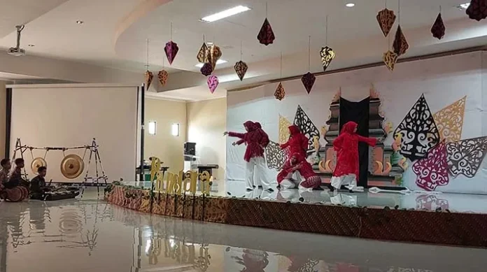 Berbagai Pertunjukan dan Stand Budaya Meriahkan Pandara Kelas XII MAN IC Kendari