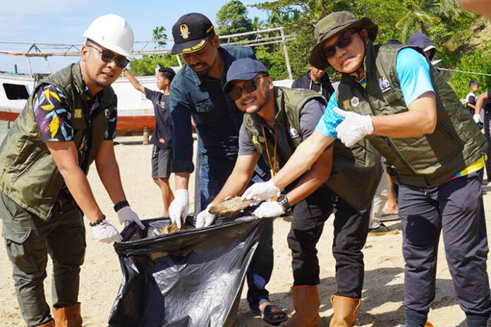 Clean Traveller di Pantai Nambo Jaya, Sampah-sampah Plastik Berhasil Dikumpulkan